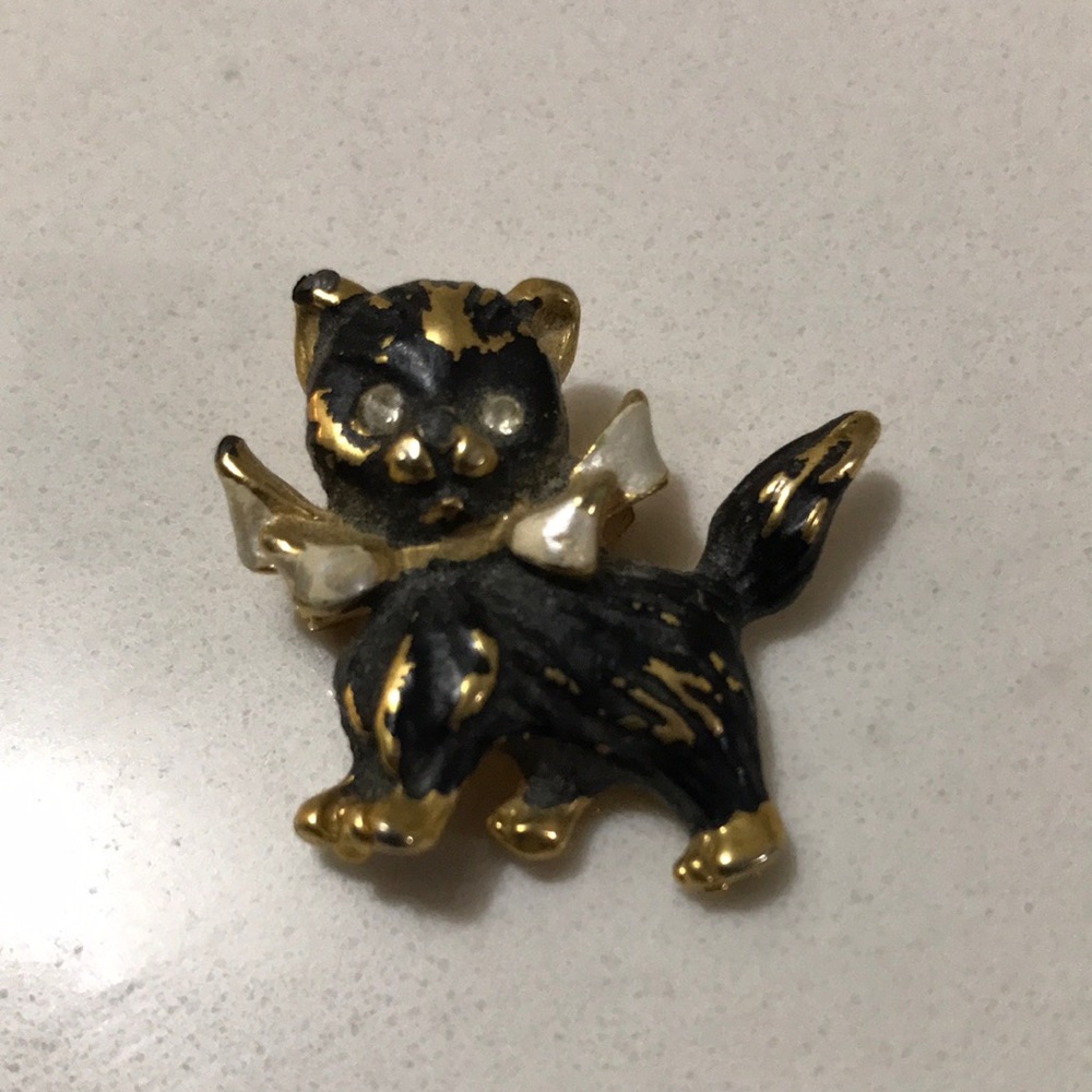 Cat pin